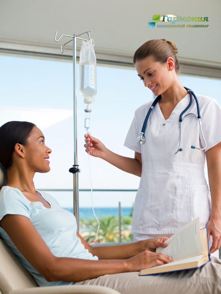 Врач с капельницей, пациент