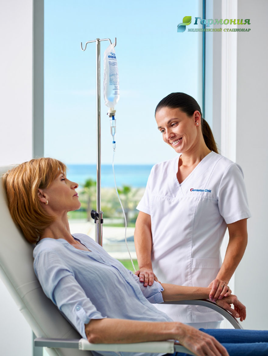 Врач и пациент с капельницей на фоне берега Очамчиры