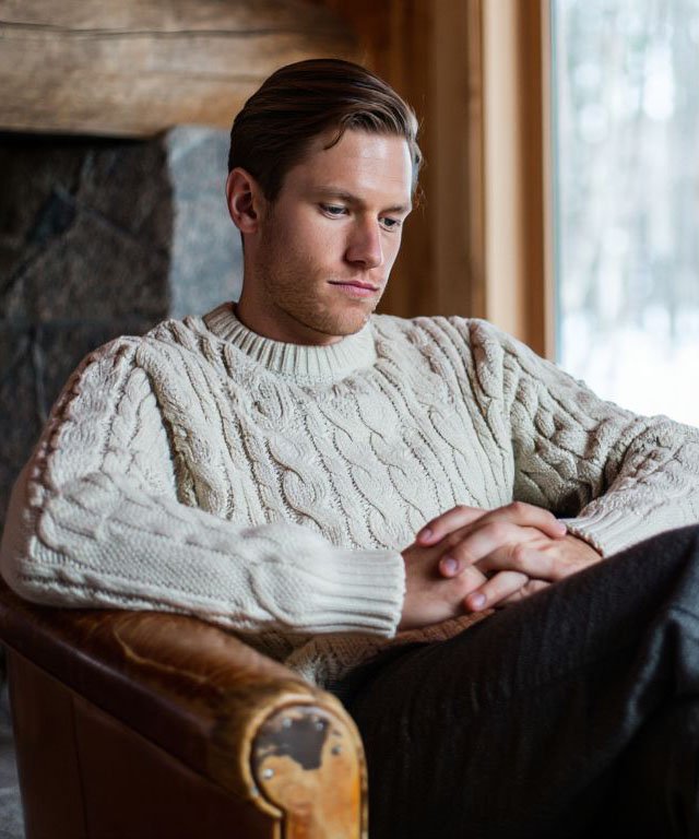 Мужчина сидит на кресле